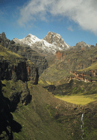 Mount kenya - Chogoria route (RoadHead - Mintos hut) Balra a Lenana(4985 m) Jobbra a Nelion(5199 m)